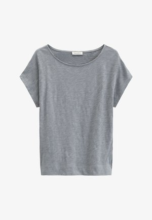 Lichtgrijs dames-T-shirt met korte mouwen, brede ronde halslijn en subtiele textuur, plat weergegeven tegen een witte achtergrond.
