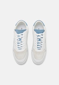 Zapatillas de cuero blancas con acentos en azul claro. Las características incluyen una puntera de ante texturizado, detalles perforados y cordones planos.
