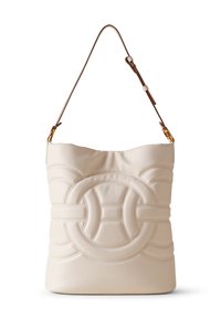 Borsa a mano in pelle crema con un design morbido, caratterizzata da un prominente motivo circolare cucito e una tracolla marrone con dettagli dorati.