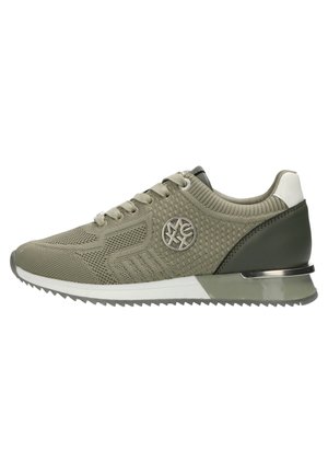 Scarpa sportiva verde oliva con tomaia in rete, collare imbottito, logo metallico e suola texturizzata. Presenta dettagli bianchi e verde scuro.