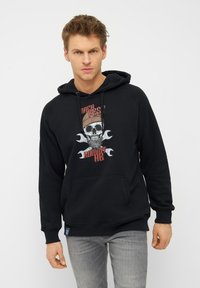 Schwarzer Hoodie mit einem Front-Graphic, das einen Schädel, Schraubenschlüssel und Text zeigt. Hergestellt aus weichem Stoff, mit einer Kängurutasche und einer verstellbaren Kapuze mit Zugband.