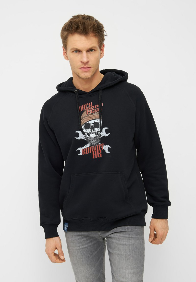 Schwarzer Hoodie mit einem Front-Graphic, das einen Schädel, Schraubenschlüssel und Text zeigt. Hergestellt aus weichem Stoff, mit einer Kängurutasche und einer verstellbaren Kapuze mit Zugband.
