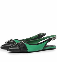 Bailarinas negras y verdes tipo slingback con punta afilada, hechas de cuero con un acabado brillante. Presentan un acento de hebilla y un ribete en contraste.