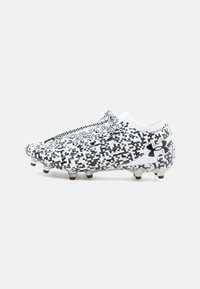 Scarpe da calcio con un motivo a pixel bianco e nero, tomaia testurizzata, design simile a una calza e sei tacchetti neri per la trazione.