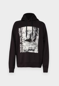 Felpa nera con cappuccio caratterizzata da una grafica frontale con elementi bianchi e grigi, cordini, maniche raglan e polsini a costine.