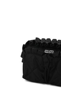 Borsa nera trapuntata con bordo superiore arricciato, dotata di due tasche frontali e forma rettangolare. Il materiale è liscio e opaco.