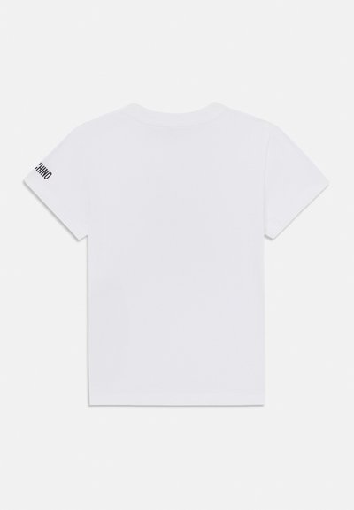 Vit t-shirt med kort ärm och rund halsringning samt en liten svart logotryck på vänster ärm. Slät textur och enkel design.