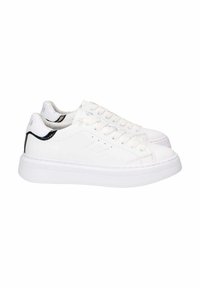 Sneakers in pelle bianca con una finitura liscia, punta rotonda, suola piatta bianca e accento nero sul tallone. Presentano lacci e dettagli perforati.