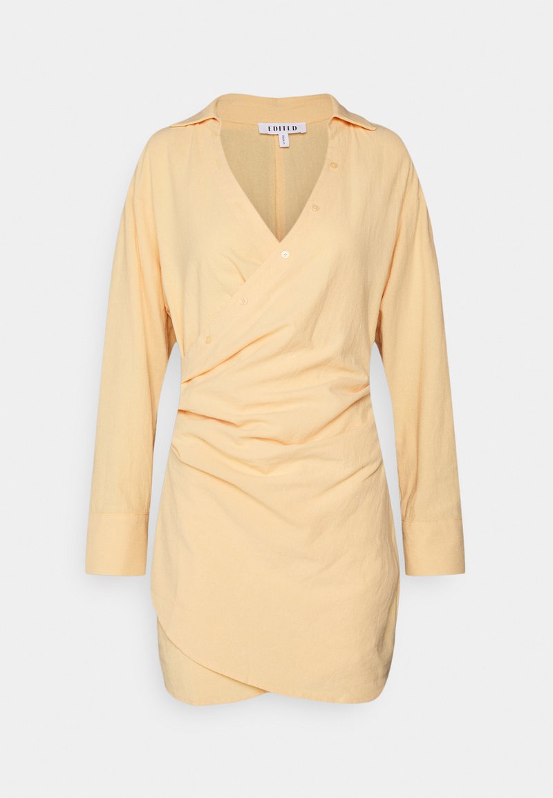 Vestido camisa de manga longa, em tecido amarelo suave, com um estilo envolvente. Apresenta um decote em V, franzido sutil na cintura e detalhes em botão.