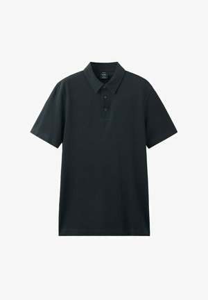 Čierna polokošeľa s krátkym rukávom, tromi gombíkmi a klasickým golierom, zobrazená na bielom pozadí.