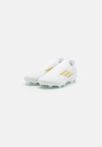 adidas Performance F50 LEAGUE LACELESS FIRM/MULTI-GROUND - Nogometne kopačke za čvrstu podlogu - footwear white/gold metallic