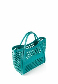 Teal plastična torba s rešetkastim dizajnom, čvrstim ručkama i ravnim dnom, s reljefnim detaljem "L37" sa strane.