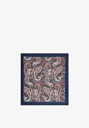 Kwadratowa chustka z wzorem paisley w kolorach czerwonym, białym i niebieskim na ciemnobrązowym tle, obramowana ciemnoniebieską krawędzią. Miękka faktura tkaniny.