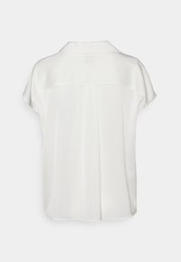 Blouse blanche à manches courtes avec une texture lisse et satinée, dotée d'un col et d'un détail de pli au dos. Design simple et minimal.