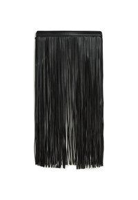 Fustă din piele neagră, cu franjuri, având fâșii lungi și subțiri care atârnă de la o talie ajustată, pe un fundal alb.