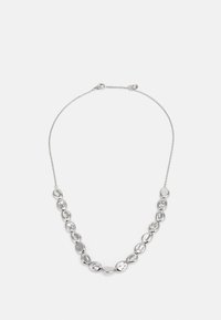Stříbrný kovový náhrdelník s oválnými a kulatými články, které mají hladký povrch a jemný řetízek. Zapínání na karabinku.