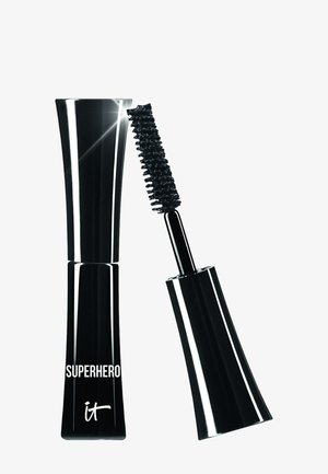 Sort mascara tube mærket "Superhero it" med en applikatorstav, der har tætte børstehår, der er vinklet ved siden af tuben.