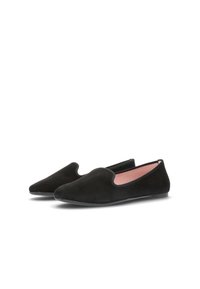 Schwarze Wildleder-Ballerinas mit spitz zulaufender Zehenpartie und Slip-On-Design. Sie haben eine glatte Textur und eine rosa Innenauskleidung. Keine sichtbaren Beschläge oder Akzente.