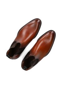 Bottines Chelsea en cuir marron avec une finition lisse, des panneaux latéraux élastiques, des bouts pointus et des surpiqûres contrastées sur les bords.