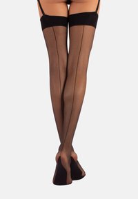 Collant neri trasparenti alti fino alla coscia con cucitura sul retro, texture liscia, punta rinforzata e bande in silicone nella parte superiore per una vestibilità sicura.