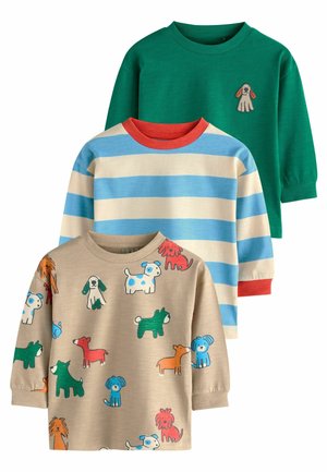 Drei Langarmshirts: ein grünes mit einem Hundemotiv, ein beiges gestreiftes Shirt mit bunten Hundedrucken und ein beiges Shirt mit blauen Streifen.