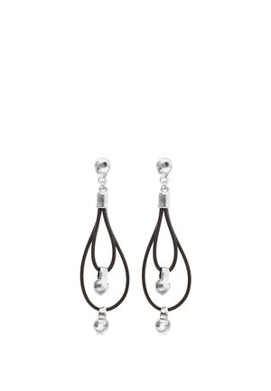 Boucles d'oreilles pendantes argent et noires avec deux boucles en forme de goutte et trois perles argentées polies chacune.