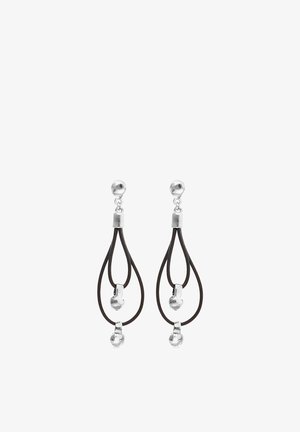 Boucles d'oreilles pendantes argent et noires avec deux boucles en forme de goutte et trois perles argentées polies chacune.