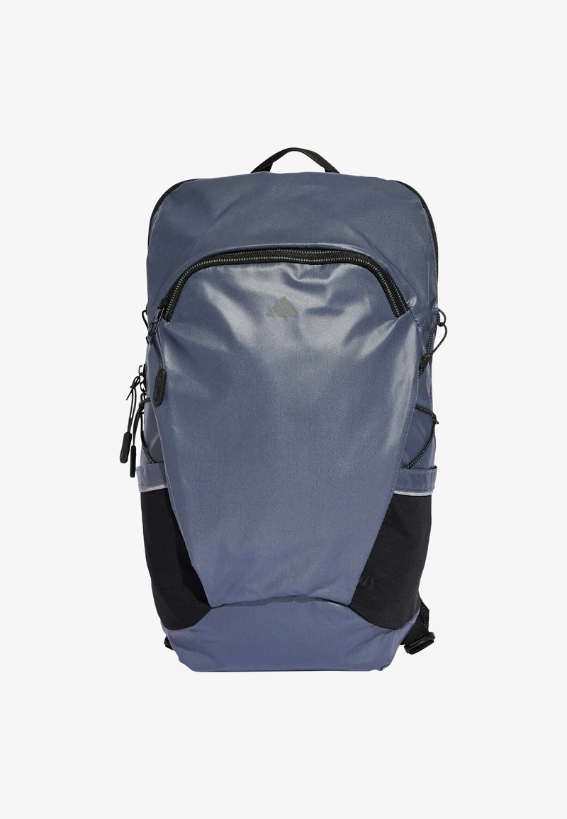 Uno zaino in tessuto blu scuro e nero con una texture liscia, dotato di una grande tasca frontale con zip e una tasca laterale in rete per lo stoccaggio.