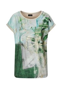 Dames top met korte mouwen met abstracte patronen in groen, blauw en beige, voorzien van gouden folie-accenten en opgerolde mouwen.