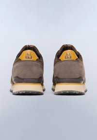 Sneakers in suede e rete marrone con accenti gialli, caratterizzati da un tallone testurizzato, dettagli del logo e una suola curva in gomma.