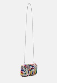 Borsa a pochette con perline, caratterizzata da intricati motivi a foglia in colori vivaci. Forma rettangolare, con una tracolla in catena argentata e tessuto testurizzato.