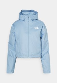 Jasnoniebieska krótka kurtka z gładkiego materiału, z zamkiem z przodu, kapturem oraz białym logo The North Face na lewej piersi.