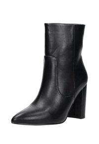 Zwarte leren enkellaars met een spits toelopende neus, hoge blokhak en naadloos ontwerp. Gladde textuur met minimale zichtbare stiksels.