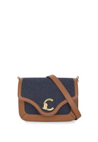 Borsa a tracolla in denim con bordature in pelle marrone, caratterizzata da un accento del logo in metallo dorato e una chiusura a patta. Include una tracolla regolabile.