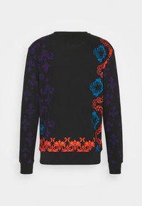 Sweat-shirt noir à manches longues avec des motifs floraux complexes violets, bleus et orange sur les manches, le bas et le côté droit.