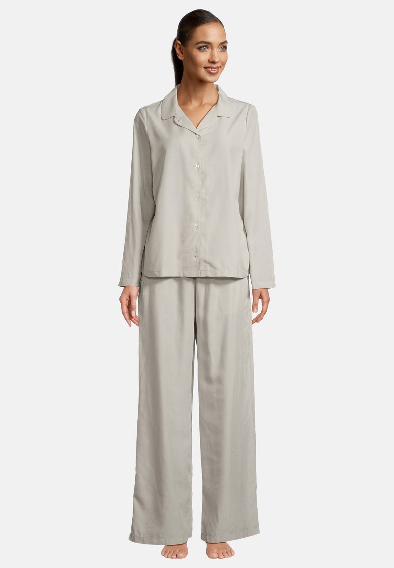 Ljusgrå satinpajamaset med knapp-up topp och krage samt löst sittande byxor. Slät textur, avslappnad design.