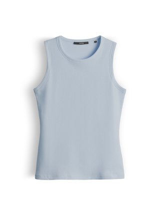 Top in maglia a coste azzurro chiaro senza maniche con scollo rotondo, disteso su sfondo bianco.