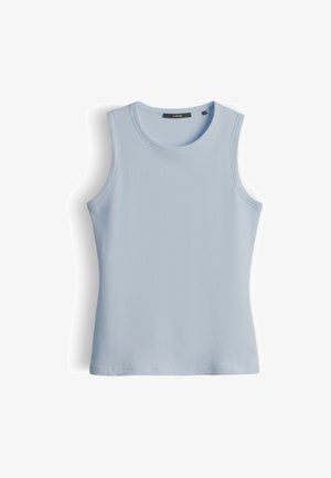 Top in maglia a coste azzurro chiaro senza maniche con scollo rotondo, disteso su sfondo bianco.