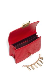 Clutch in pelle sintetica rossa texturizzata con hardware dorato. L'interno include scomparti; presenta un ciondolo dorato staccabile con dettagli.