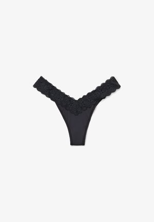 Schwarzer Spitzen-String mit Blumenmustern entlang des Taillenbands und glattem Stoff auf dem vorderen Teil, auf weißem Hintergrund.