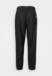 Svarta joggerbyxor med elastisk midja, en enda bakficka och elastiska mudd. Slät yta, lätt material. Enkel design.