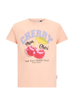 Licht perzikkleurig T-shirt met korte mouwen, met afbeelding van twee kersen, grote tekst "CHERRY" en de zinnen "Mon Chéri" en "Thank You CHERRY Much!"