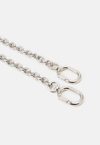 Silberfarbener Metallring mit ovalen Gliedern und zwei abnehmbaren Karabinerhaken. Glatte Oberfläche mit polierter Optik. Länge ist verstellbar.