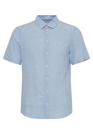 Lühikeste varukatega nööpidega särk helesinisest puuvillast kangast kerge tekstuuriga, ühe rinna taskuga ja tavalise kraega.