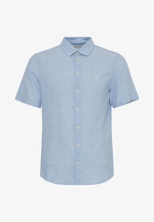 Lühikeste varukatega nööpidega särk helesinisest puuvillast kangast kerge tekstuuriga, ühe rinna taskuga ja tavalise kraega.