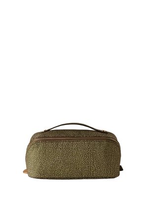 Necessaire verde oliva con motivo strutturato, forma rettangolare, cerniera superiore e maniglia per il trasporto su sfondo bianco.