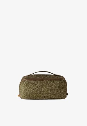 Necessaire verde oliva con motivo strutturato, forma rettangolare, cerniera superiore e maniglia per il trasporto su sfondo bianco.