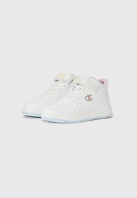 Baskets montantes blanches avec un extérieur en cuir lisse, des accents pastel et une sangle velcro. Présente un logo sur le côté et une semelle texturée.