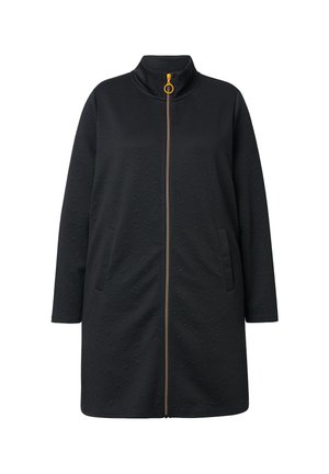 Manteau zippé noir avec un col haut, présentant un motif en relief subtil, des poches latérales et une fermeture éclair dorée. Tissu doux et texturé.