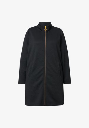 Schwarze Zip-Up-Jacke mit hohem Kragen, featuring ein dezentes geprägtes Muster, Seitentaschen und einem goldenen Reißverschlussakzent. Weicher, strukturierten Stoff.